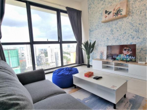 Skyblue Cityscape Suite, 2 Car Parks at Georgetown by SuperStay